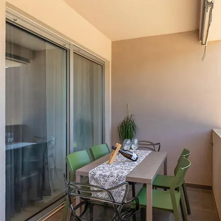 Ellis Apartament