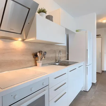 Ellis Apartment *
